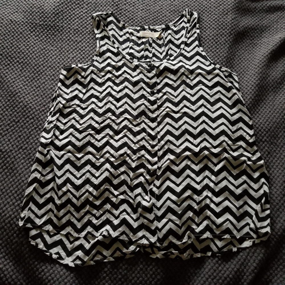 🛍Medium Black & White Chevron Button Down Tank